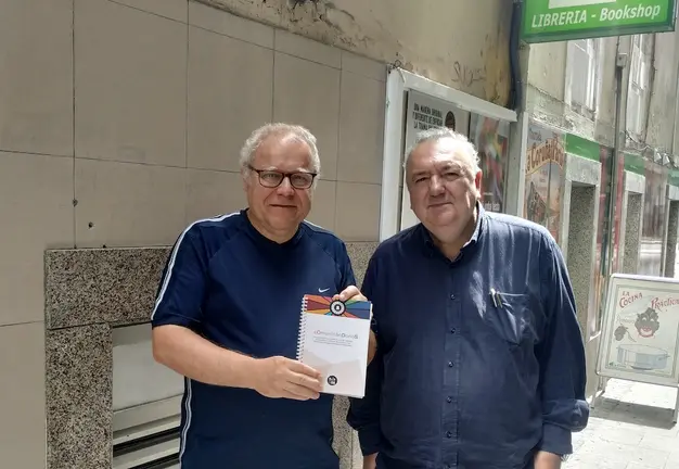 Henrique Sanfiz e Antonio Tizon coa guia podcast