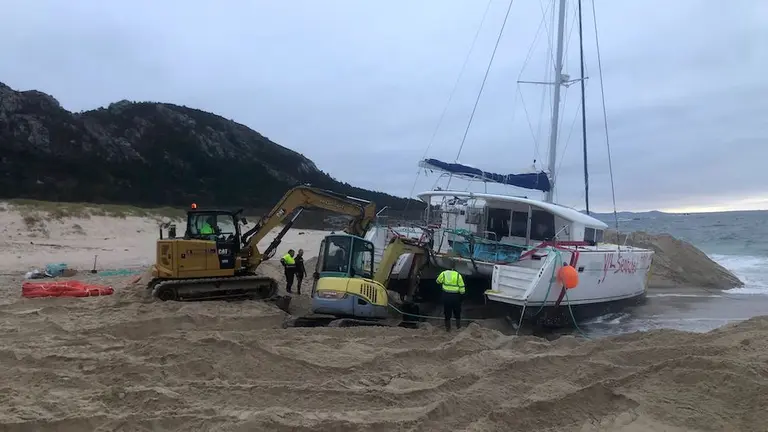 Sacando con maquinaria pesada o iate de Area Maior-Foto.Manuel Maria Candamo