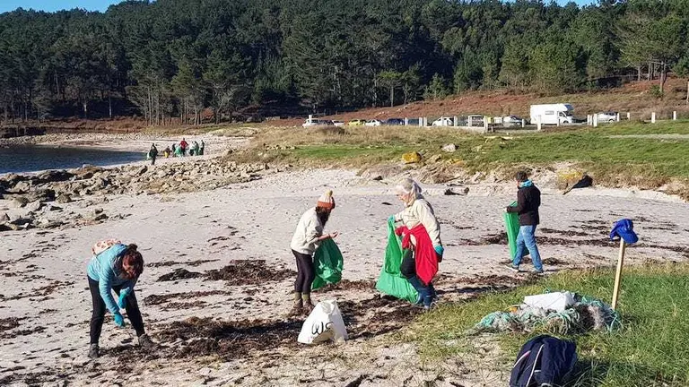 Voluntarios de Mar de Fabula limpando a praia do Lago de Camariñas 3