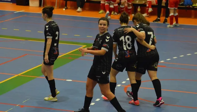Xogadoras do Fisober celebrando un gol