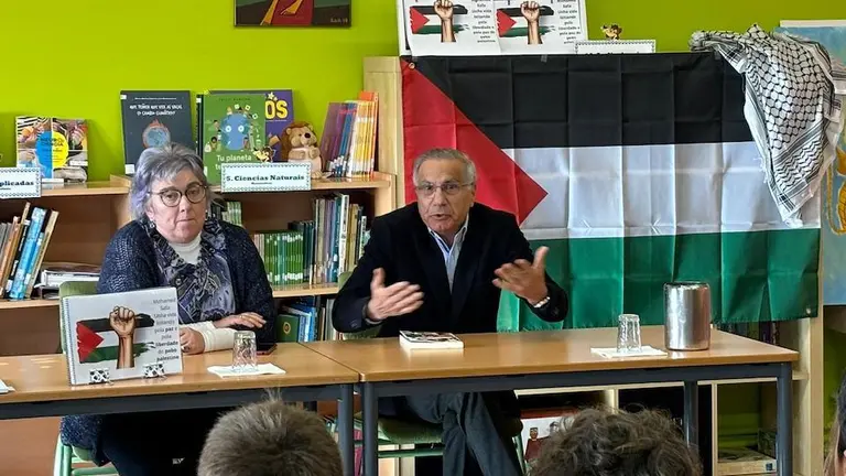 Lucia Gerpe con Mohammed Safa no CEIP Vilarmide