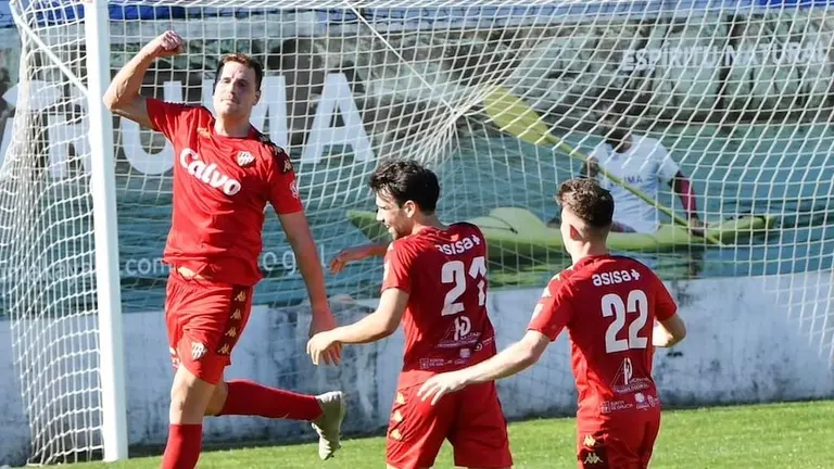 Javi Souto marcando en Boiro para o Sofan