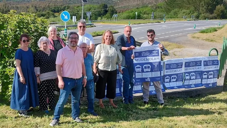 Concentracion BNG en Berdoias pola Autovia Costa da Morte