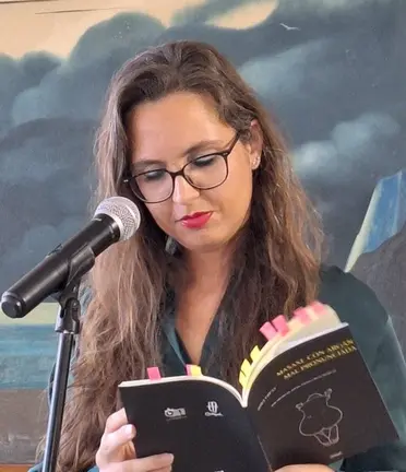 Clara Vidal lendo o libro en Malpica