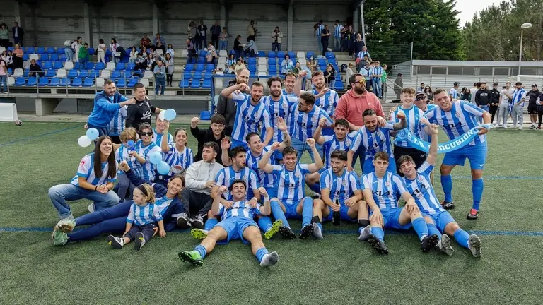 UD Corcubion ceebrando o ascenso a LIga da Costa-Foto Fuentes