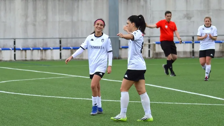 Eva lema Celebrando un dos goles do Dumbria fem-Foto-CFF Dumbria