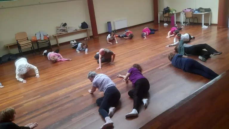 Obradoiro de danza de Felix Fernández coas mulleres de envellecemento de Corcubion