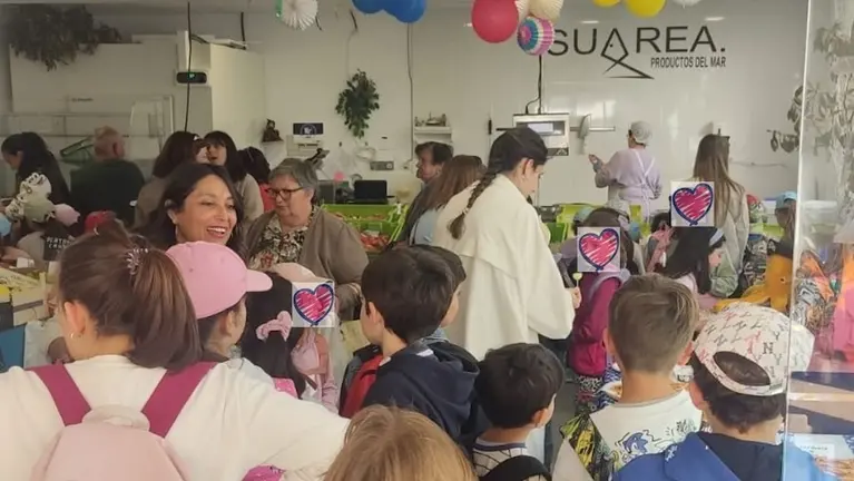 Visita escolar ao mercado de Corcubion