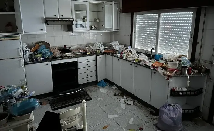 Lixo acumulado nunha vivenda de Carballo