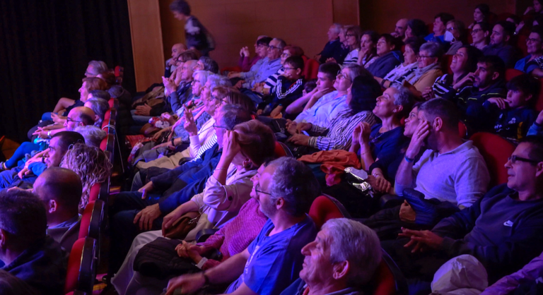 Auditorio de Muros cheo para a Mostra Xose Agrelo
