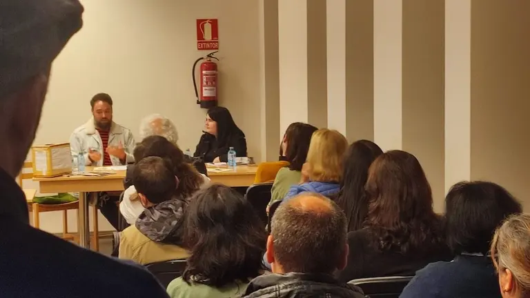 Anton Recaman e Natalia Lema asinando libros en Brens 4