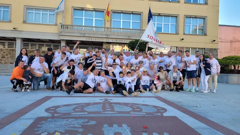 Soneira SD celebrando o ascenso na praza do Concello