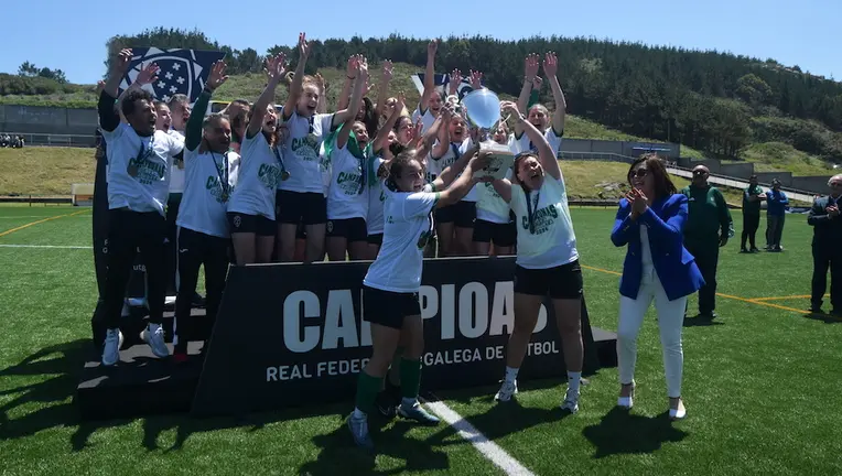 O Xallas celebrando o titulo de campionas da  final da Copa da Costa FEM-Foto-Jorge Castro