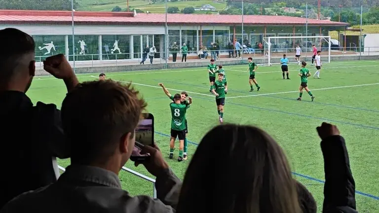 O Fisterra xuvenil ganando no conco na semi da Fase de Ascenso