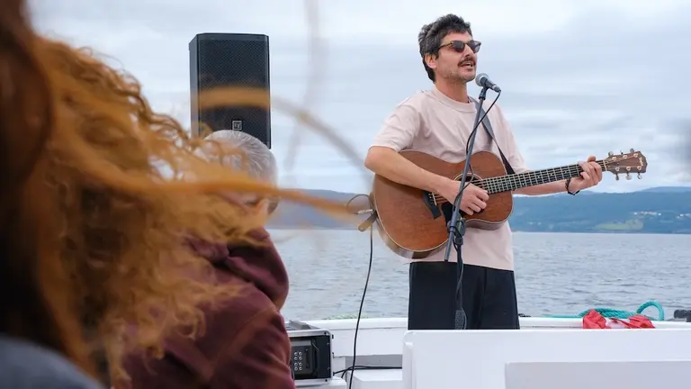 Musica abordo do Cruceros Fisterra no Fisterra Experience