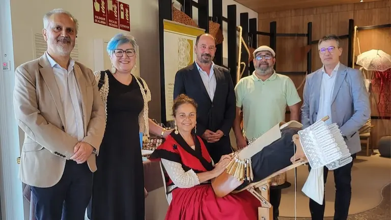 APCTM e o Director Xeral de Turismo coa palilleira do Parador