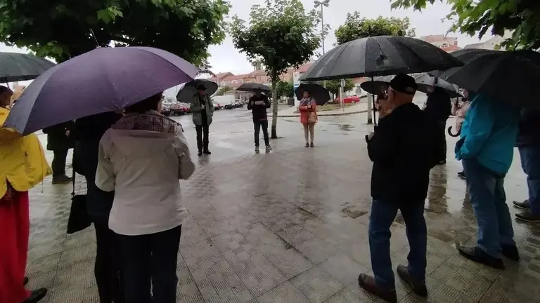 Concetracion por Palestina en Corcubion baixo a choiva