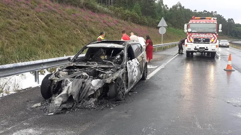 FOTO- Intervencion Carballo Incendio vehiculo