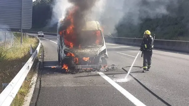 Fotografía incendio vehículo  AG-55 Bombeiros