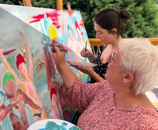 Cari Ca e Paula Naya pintando pola Paz de Palestina no Camping Lago Mar