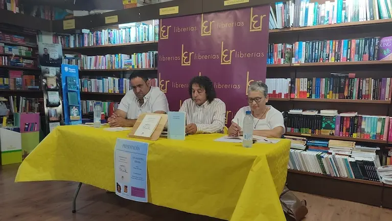 De esquerda á dereita, Ramón Blanco, Juanjo Carracedo, Carmen Blanco. Foto Ler Librerías Santa Comba