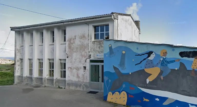 Escola unitaria de traba de laxe bota o peche