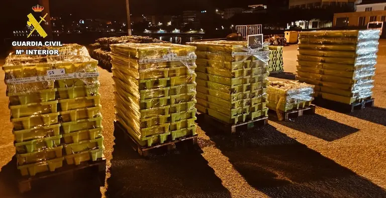 Sardina incautada pola Garda Civil no porto de Corcubion