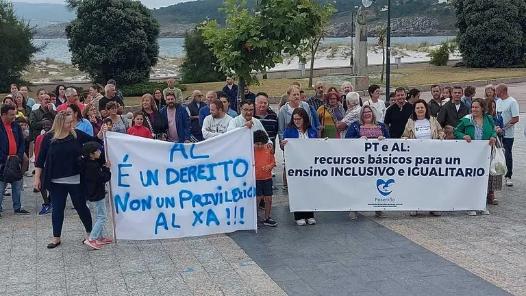 Concentracion en laxe contra os recortes no ensino
