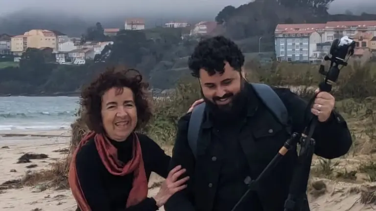 Marilar Alexandre e Alberto Pombo na praia da Langosteira durante a rodaxe- Foto Sara Prieto