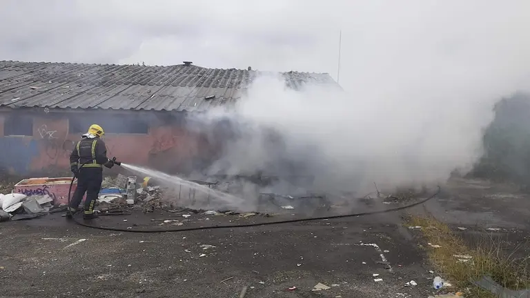 Incendio nave en Carballo