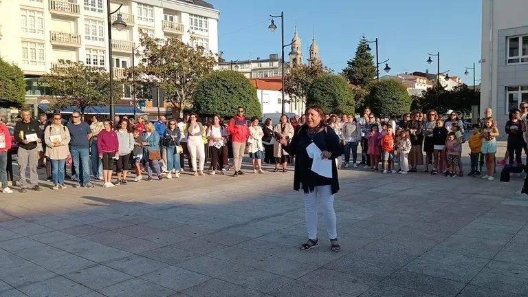 Concentracion das familias de Cee contra os recortes