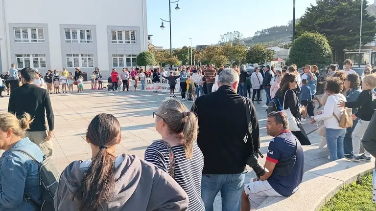 Presenza masiva de familias na concetracion contra os recortes no CEIP Vila de Cee