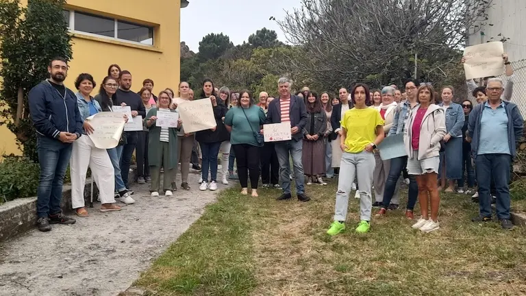 Familias do Pindo as portas do CEIP contra os recortes