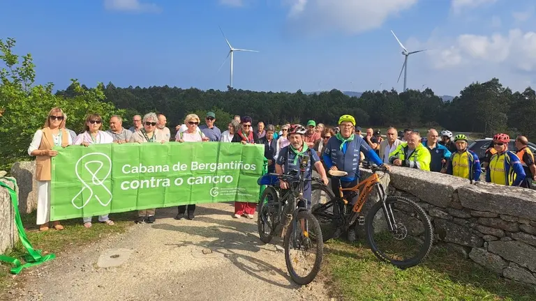 Jesus e Alberto no Faro de Brantuas xunto coa AECC