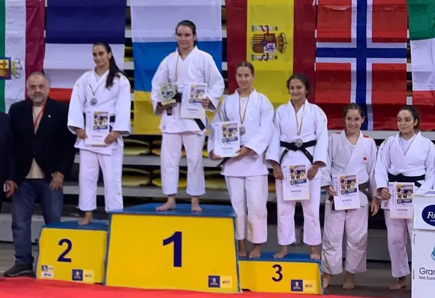 Lucia Pazos no alto do podio de Gran Canaria