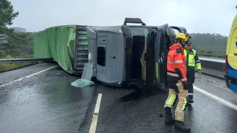 Camion envorcado na AG55