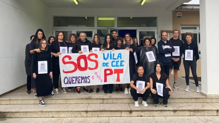Familias do CEIP Vila de Cee de luto contra os recortes