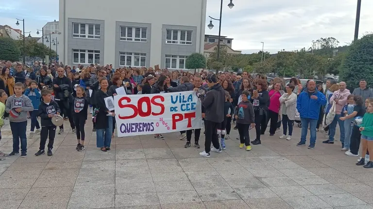 Concentracion contra os recortes no ensino en Cee 1