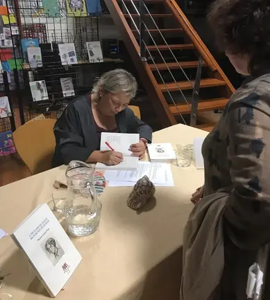 Marina Gomez asinando libros en Corcubion
