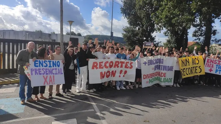 Concentracion contra os recortes no IES Agra Leboris da Laracha