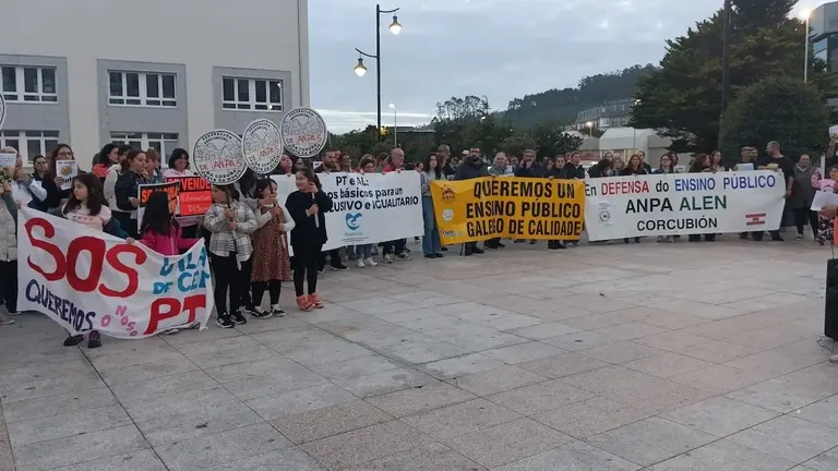 Concentracion en Cee contra os recortes-