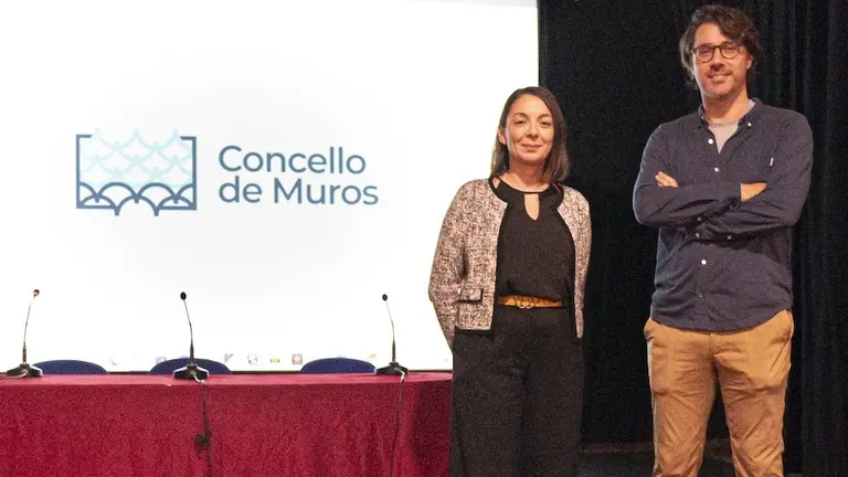 Maria Lago e Xaime Beiro coa nova nova imaxe do Concello de Muros