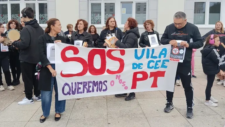 Imaxe da concentracio das familias de Cee contra os recortes-Foto-ANPA vila de Cee