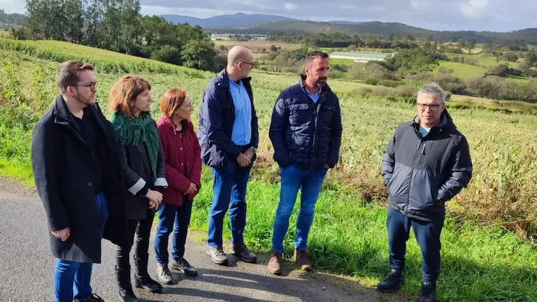 Visita a Mazaricos pola perda de millo polo furacan Kirk 2