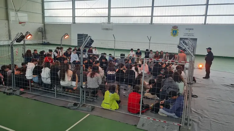 Via Morta Pallasos en Rebeldia Obra teatro Fondo Galego no IES Agra de Leborís Refuxiados