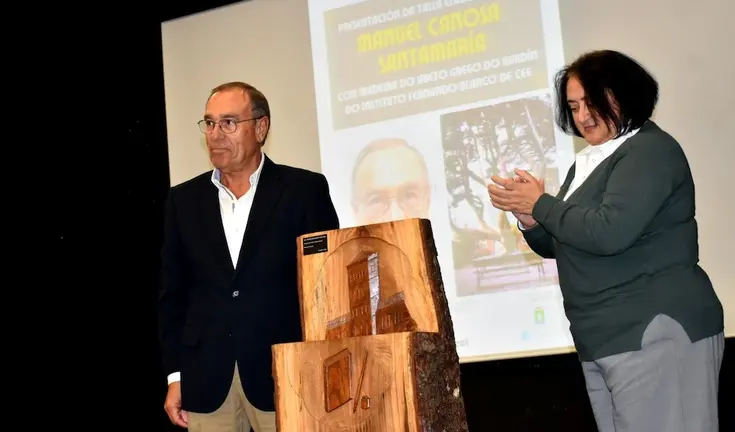 Manuel Canosa presentando a talla realizada co Abeto grego centenario da Fundacion Fernando Blanco