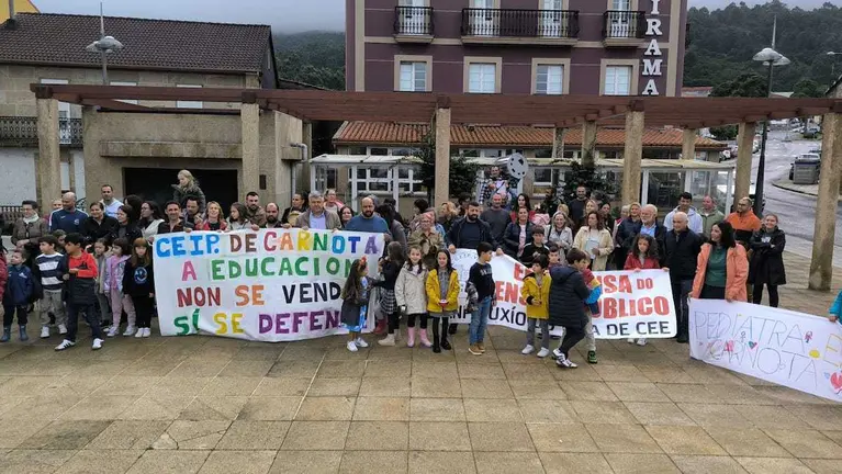 Concentracion contra os recortes en Carnota