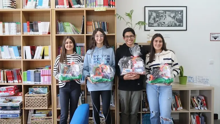 Alumnas do IES de Baio co podcast premiado