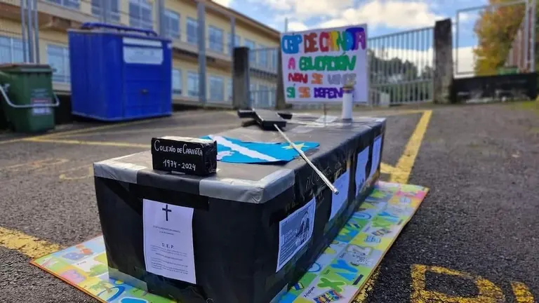 Manifestacion de luto contra os recortes en Carnota Cemiterio