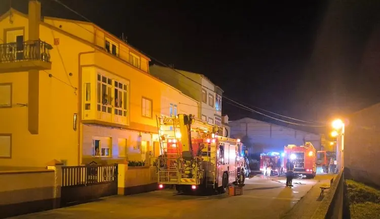 Bombeiros en Muxia nun incendio urbano